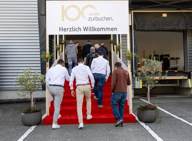 Herzlich willkommen: der Eingang zum Jubiläumsanlass mit rotem Teppich