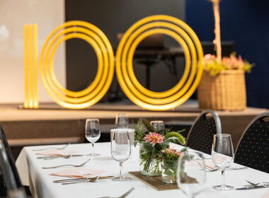 Tischdekoration vor der leuchtenden «100»